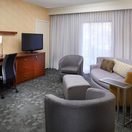 Courtyard By Marriott Detroit Livonia Hotel Exterior photo