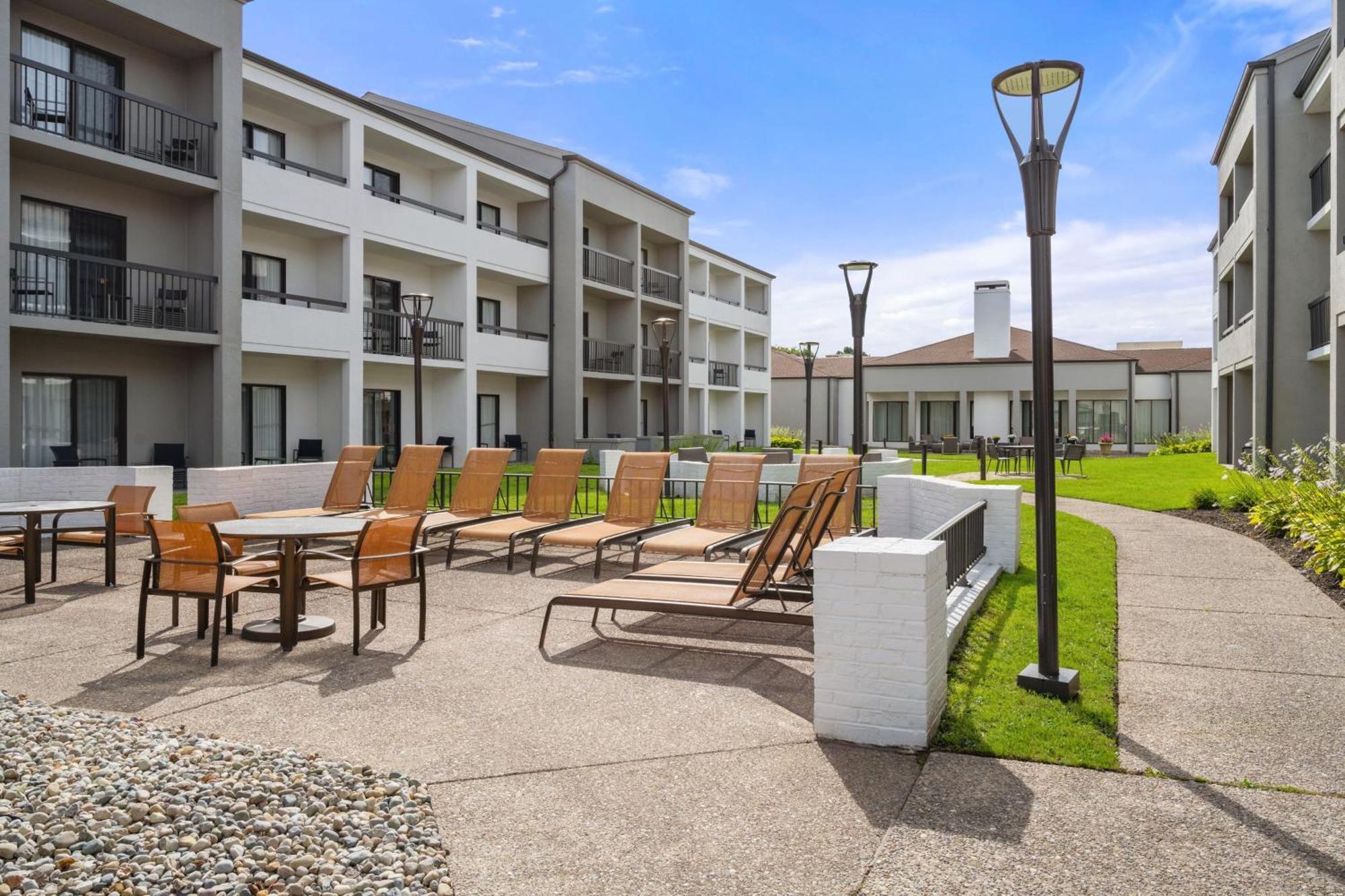 Courtyard By Marriott Detroit Livonia Hotel Exterior photo