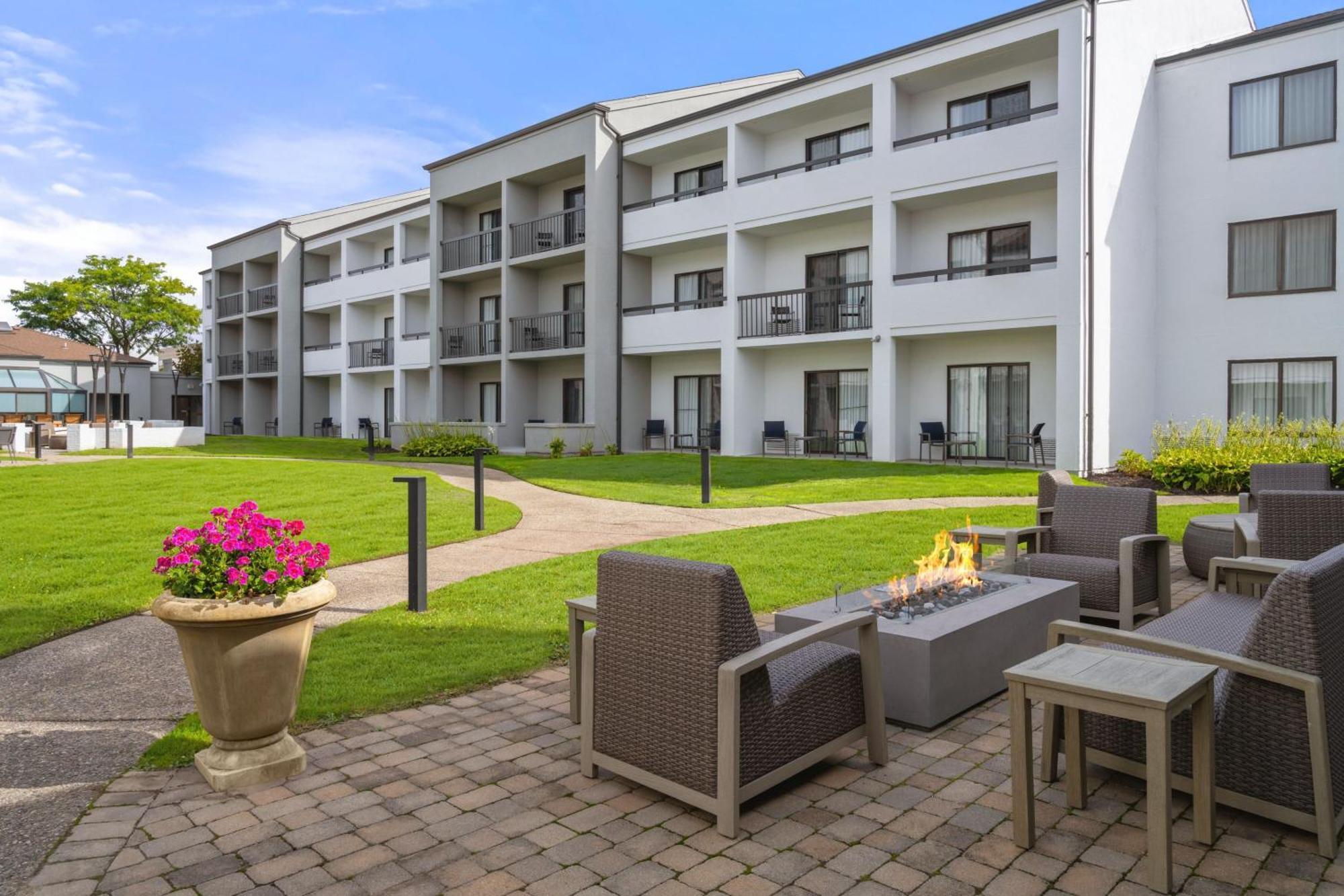 Courtyard By Marriott Detroit Livonia Hotel Exterior photo