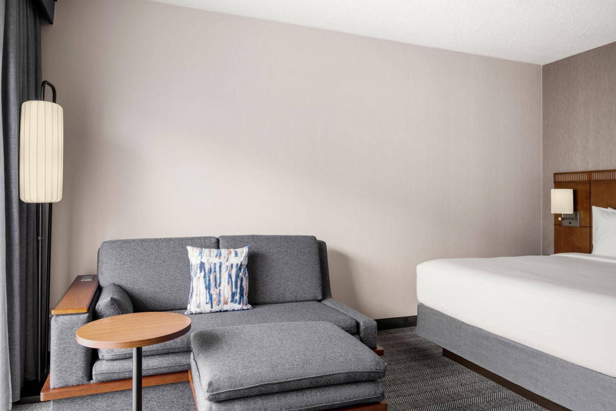 Courtyard By Marriott Detroit Livonia Hotel Exterior photo