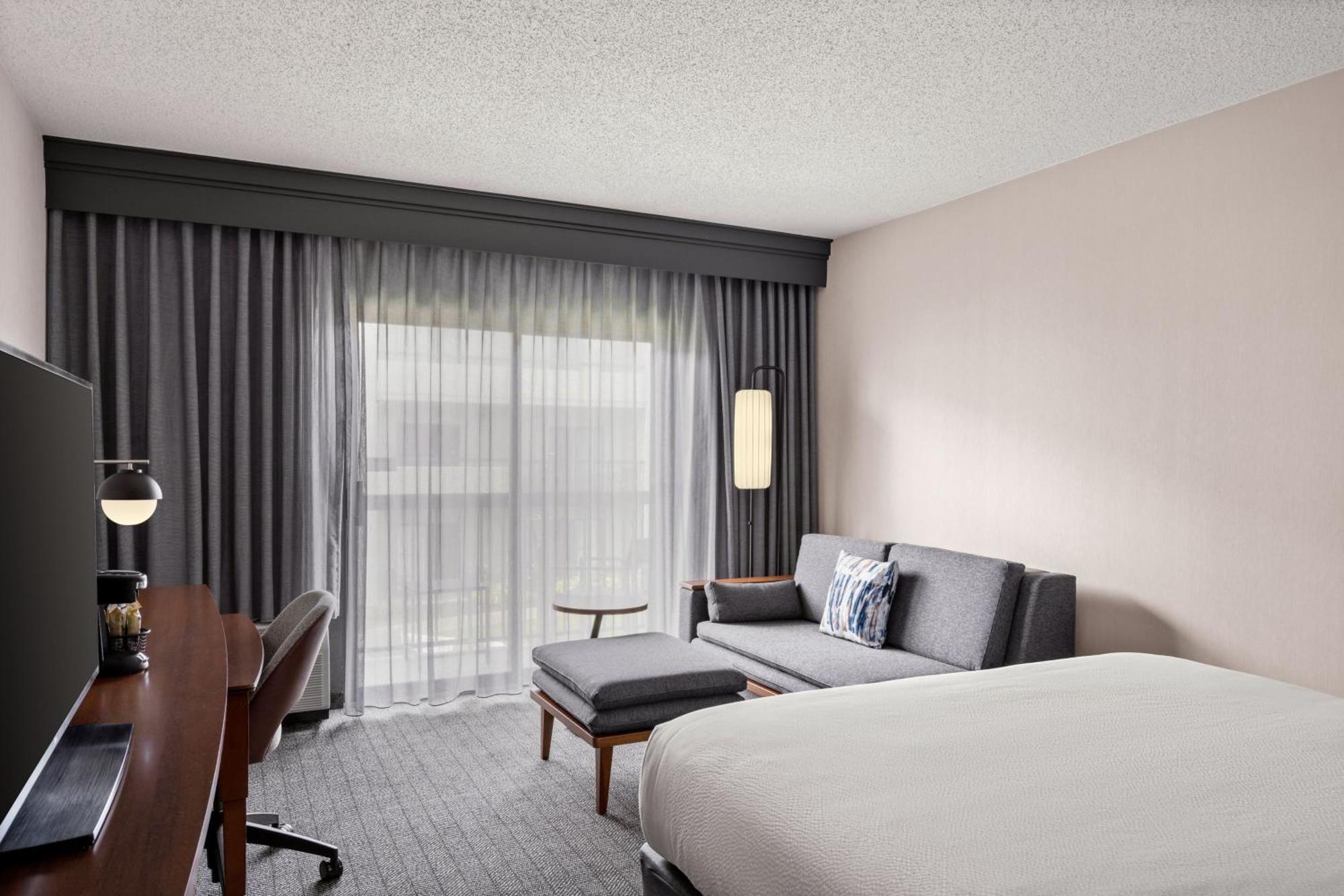 Courtyard By Marriott Detroit Livonia Hotel Exterior photo