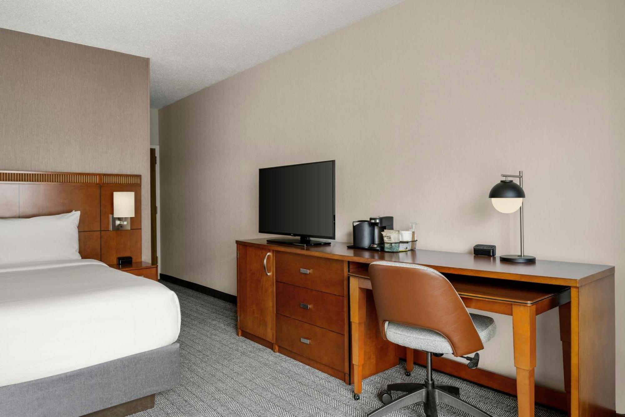 Courtyard By Marriott Detroit Livonia Hotel Exterior photo