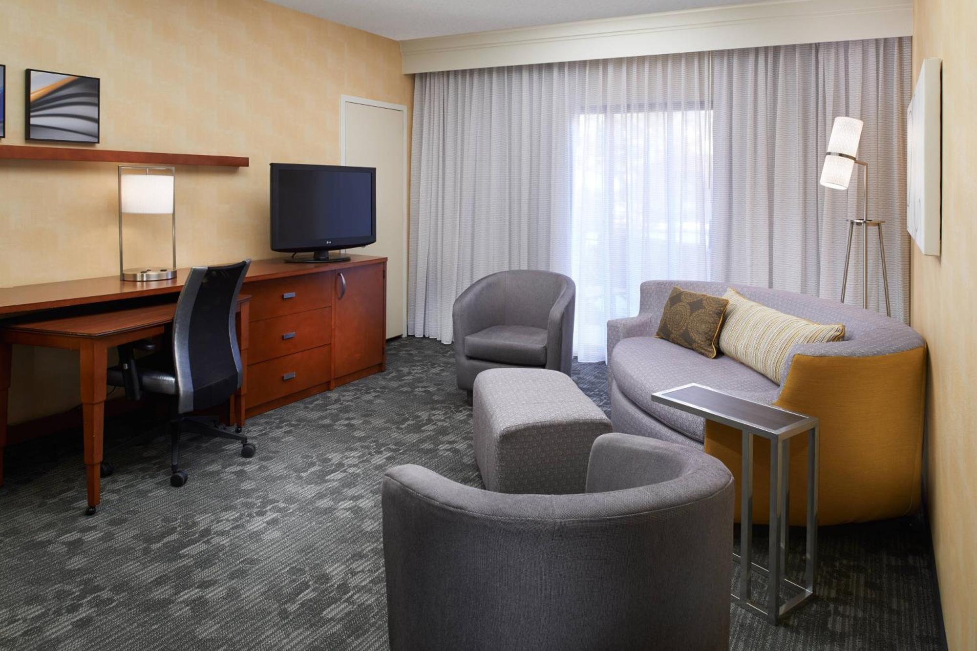 Courtyard By Marriott Detroit Livonia Hotel Exterior photo